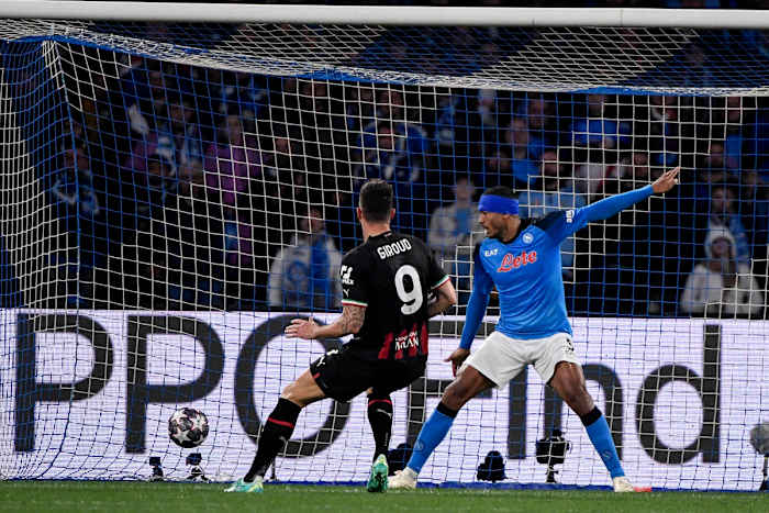 Olivier Giroud del Milan anota el gol de la ventaja para su equipo ante el Napoli en Champions League